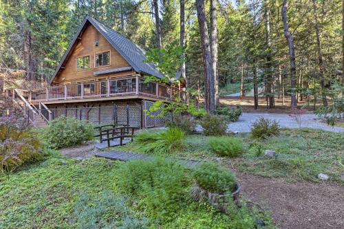 Zahrada ubytování Near Vineyards Cabin with Hot Tub in Pollock Pines!