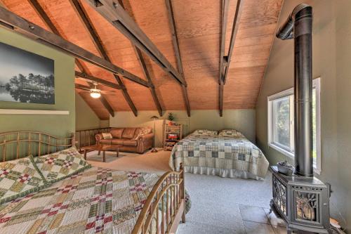 Gallery image of Amber Cabin with Hot Tub, Near Top Vineyards! in Pollock Pines
