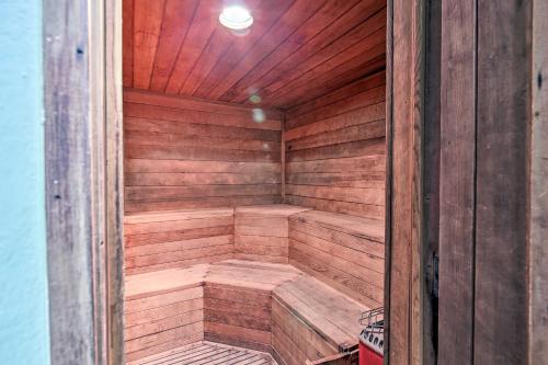 una piccola sauna in legno in una stanza di legno di Corpus Christi Condo - Walk to Whitecap Beach! a Corpus Christi