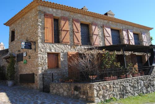an old stone building with a balcony on a street at Casa Rural El Arranca in Riópar