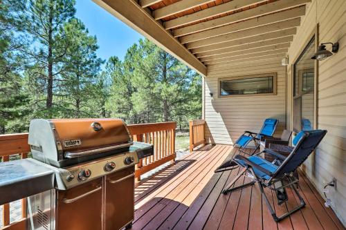 Balkoni atau teres di Spacious Flagstaff Home with Fire Pit and Game Room!