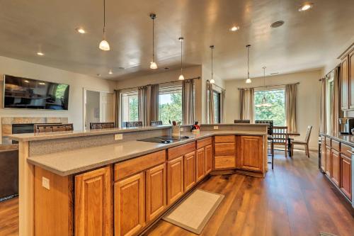 Televisyen dan/atau pusat hiburan di Spacious Flagstaff Home with Fire Pit and Game Room!