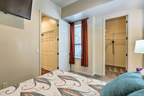 Katil atau katil-katil dalam bilik di Spacious Flagstaff Home with Fire Pit and Game Room!