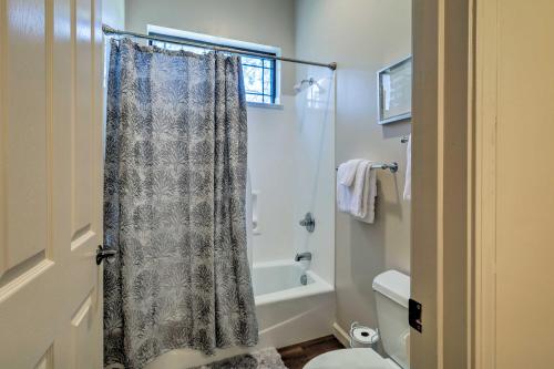 Bilik mandi di Spacious Flagstaff Home with Fire Pit and Game Room!