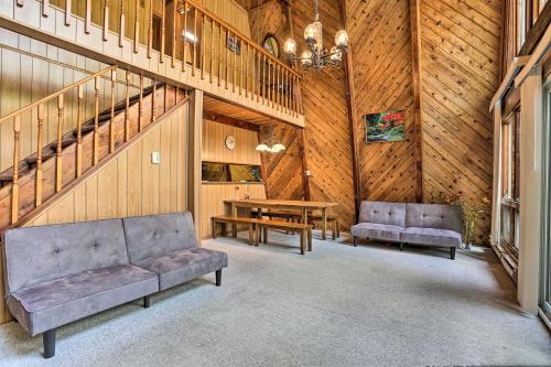 Φωτογραφία από το άλμπουμ του half Mi to Hideout Ski Lake Ariel Resort Home! σε Lake Ariel