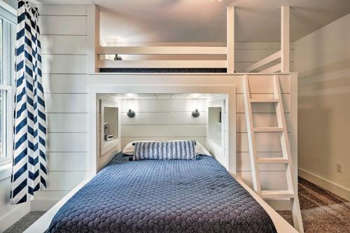 En eller flere senge i et værelse på Benezette Cabin with Hot Tub, Grill and Mtn Views