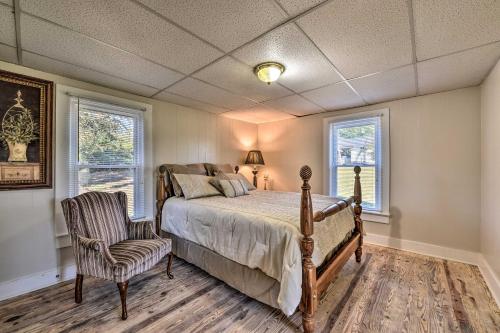 Krevet ili kreveti u jedinici u okviru objekta Six Waterpots Cottage in Blue Ridge Mtns!