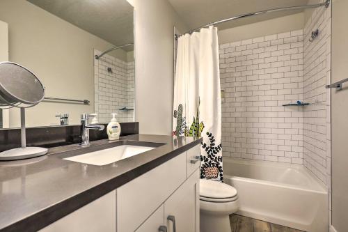 Un baño con lavabo, inodoro y bañera. en St George Area Townhome with Patio and Pool Access, en Washington