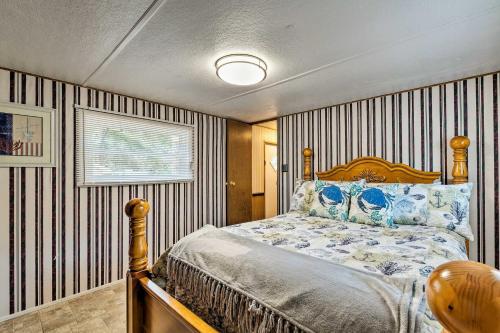 Ένα ή περισσότερα κρεβάτια σε δωμάτιο στο Cabin with Fire Pit, Walk to Steinhatchee River!
