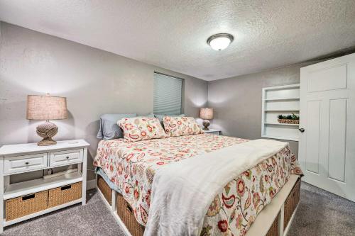 ソルトレイクシティにあるModern Salt Lake City Apt - 20Mi to Snowbird!のベッドルーム(ベッド1台、ランプ、ナイトスタンド付)