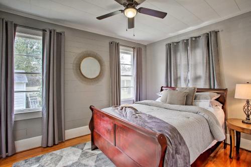 Krevet ili kreveti u jedinici u objektu Charming Cottage with Mississippi River Views!