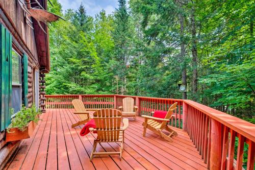 Balkoni atau teres di Private Wooded Cabin 7 Mi to Mount Snow!