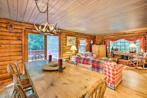 Gambar di galeri bagi Private Wooded Cabin 7 Mi to Mount Snow! di Wilmington