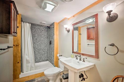 Bilik mandi di Private Wooded Cabin 7 Mi to Mount Snow!