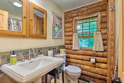 Bilik mandi di Private Wooded Cabin 7 Mi to Mount Snow!