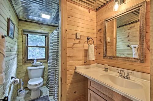 Kupatilo u objektu Secluded Stanardsville Cabin with 10 Acres and Hot Tub