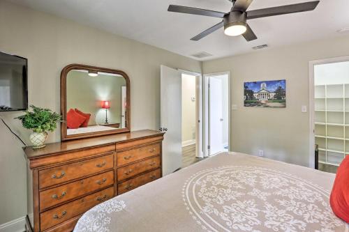 Katil atau katil-katil dalam bilik di Charming Tallahassee Townhouse about 3 Mi to FSU!