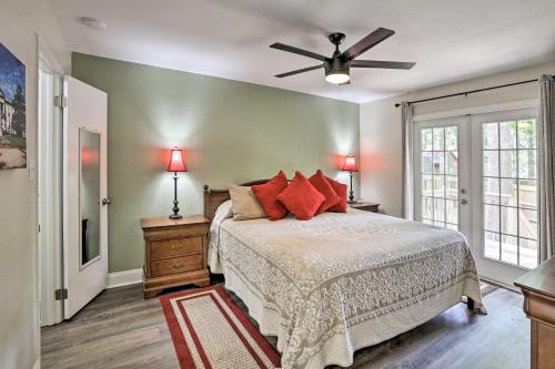 Katil atau katil-katil dalam bilik di Charming Tallahassee Townhouse about 3 Mi to FSU!