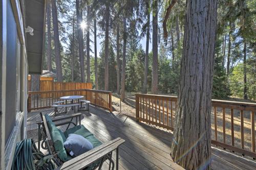 Balkón nebo terasa v ubytování Cabin in Natl Forest 35 Min to Boreal Resort