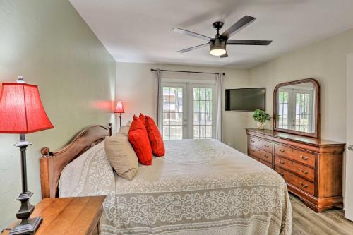 Katil atau katil-katil dalam bilik di Charming Tallahassee Townhouse about 3 Mi to FSU!