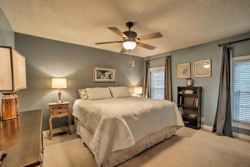 - une chambre avec un lit et un ventilateur de plafond dans l'établissement Hillside Rogers Cottage with Beaver Lake Views!, à Rogers