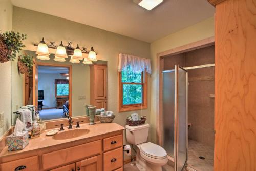 Um banheiro em Andrews Cabin with Game Room and Covered Porch!