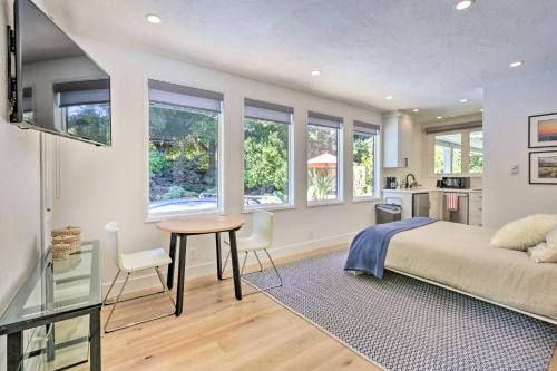 门洛帕克Menlo Park Studio about 2 Mi to Stanford University的一间卧室配有一张床、一张桌子和一些窗户