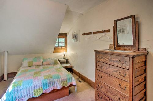 Säng eller sängar i ett rum på Center Ossipee Pet-Friendly Cottage with Dock!