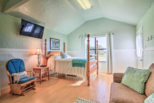 - une chambre avec un lit et une chaise dans l'établissement Ranch Cabin with Decks, 10 Mi to Fredericksburg, à Fredericksburg