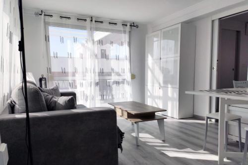 salon z kanapą i stołem w obiekcie Atico del Mar w mieście Torre del Mar