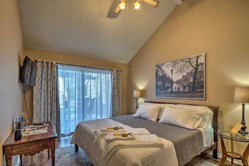 ein Schlafzimmer mit einem Bett und einem großen Fenster in der Unterkunft Horseshoe Bay Resort Townhome - Near Lake LBJ! in Horseshoe Bay