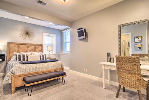 um quarto com uma cama, uma secretária e um espelho em Grand Haven Condo Walk to Lake and Pool Access! em Grand Haven