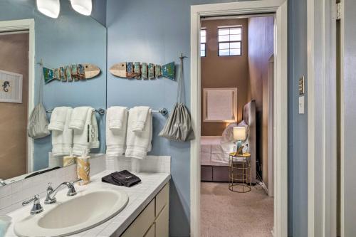 La salle de bains est pourvue d'un lavabo et d'un miroir. dans l'établissement Horseshoe Bay Resort Townhome - Near Lake LBJ!, à Horseshoe Bay