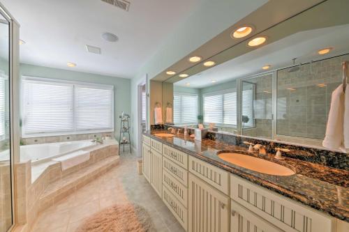Ένα μπάνιο στο Manteo Waterfront Resort Home with 30-Ft Dock!