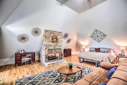 ein Wohnzimmer mit einem Sofa und einem Kamin in der Unterkunft Lake Allatoona Area Studio with Pool and Views! in Cartersville