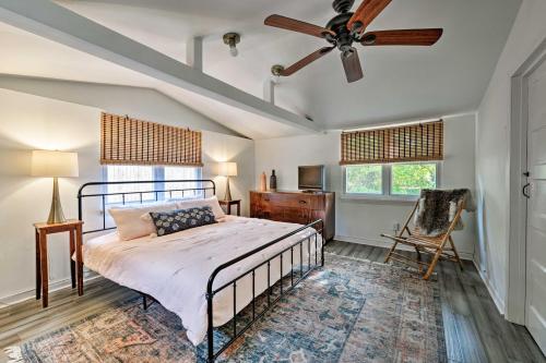 Un dormitorio con una cama y un ventilador de techo. en Poplar Cottage Minutes to Stone Harbor Beaches!, en Cape May Court House