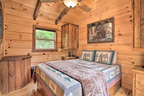 A bed or beds in a room at Mill Spring Cabin Near Parker-Binns Winery!