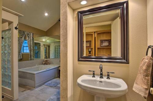 Un baño de Cozy Family Home with Fire Pit, 4 Mi to Lake Fork