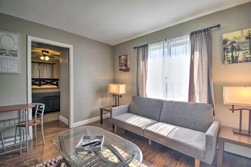 una sala de estar con un sofá y una mesa en Lakefront Apartment Situated on Lake St Clair, en Chesterfield