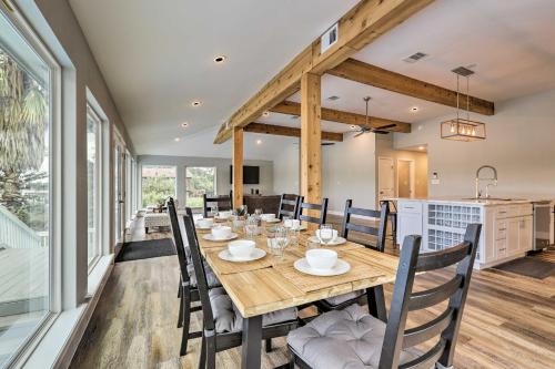 Gambar di galeri bagi Home on San Jacinto River with Pool, Dock and Deck! di Houston