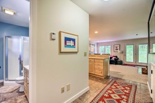 Ένα μπάνιο στο Cozy Condo with Patio, Walk to Burke Mountain!