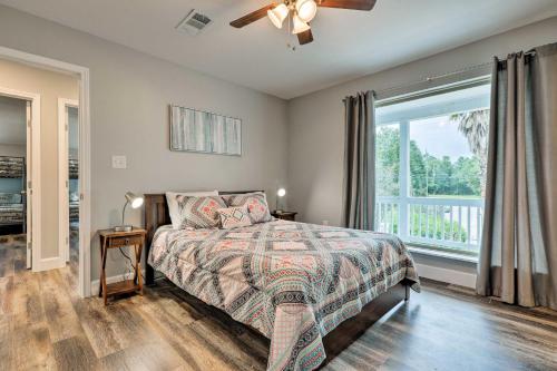Katil atau katil-katil dalam bilik di Home on San Jacinto River with Pool, Dock and Deck!