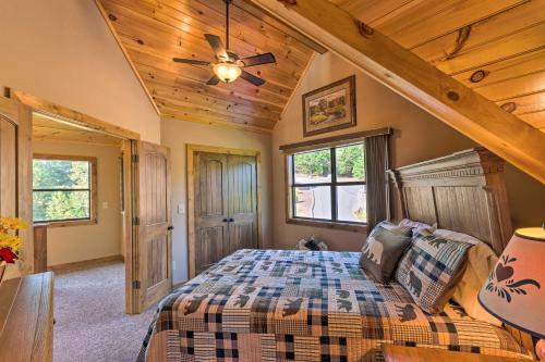 Krevet ili kreveti u jedinici u okviru objekta Franklin Cabin in Nantahala National Forest!