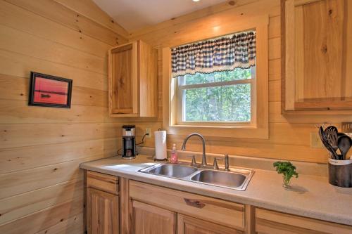 une cuisine avec un évier et une fenêtre dans l'établissement Family Cabin with Beach Access on Panther Pond, à Raymond