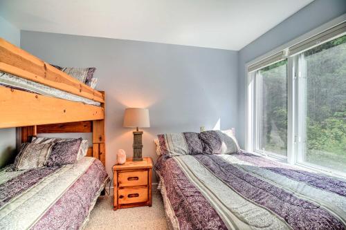 Llit o llits en una habitació de Cozy Condo with Patio, Walk to Burke Mountain!