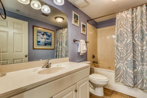 La salle de bains est pourvue d'un lavabo et de toilettes. dans l'établissement Majestic Beach Resort, à Panama City Beach