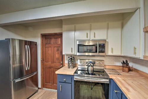 Dapur atau dapur kecil di Lake Hartwell Home with Dock Less Than 10 Miles to Clemson!
