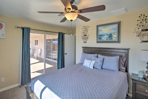 レイクハバスシティにあるLess Than 3 Mi to Lake Havasu Home with Patio and Grill!のベッドと天井扇風機のある寝室