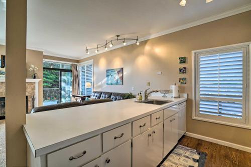 una cucina con un lavello e un piano di lavoro di Beachfront Pajaro Dunes Condo with Bay Views! a Watsonville