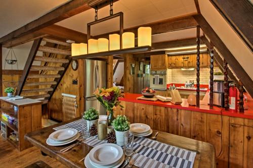 een eetkamer met een tafel en een keuken bij Ski Chalet on Saco with Mtn View 2 Mi To Attitash in Bartlett